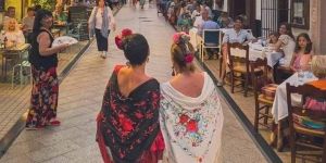 Calle Ancha Feria de Día