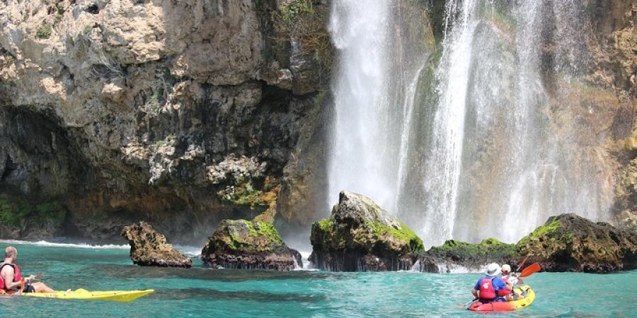 Kayak en los acantilados y cascada de Maro en Nerja